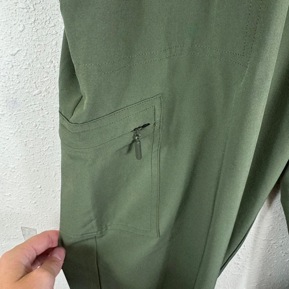 Chicos Zenergy Womens Olive Green Cargo Joggers Size 1 Medium 5 Zip Pockets